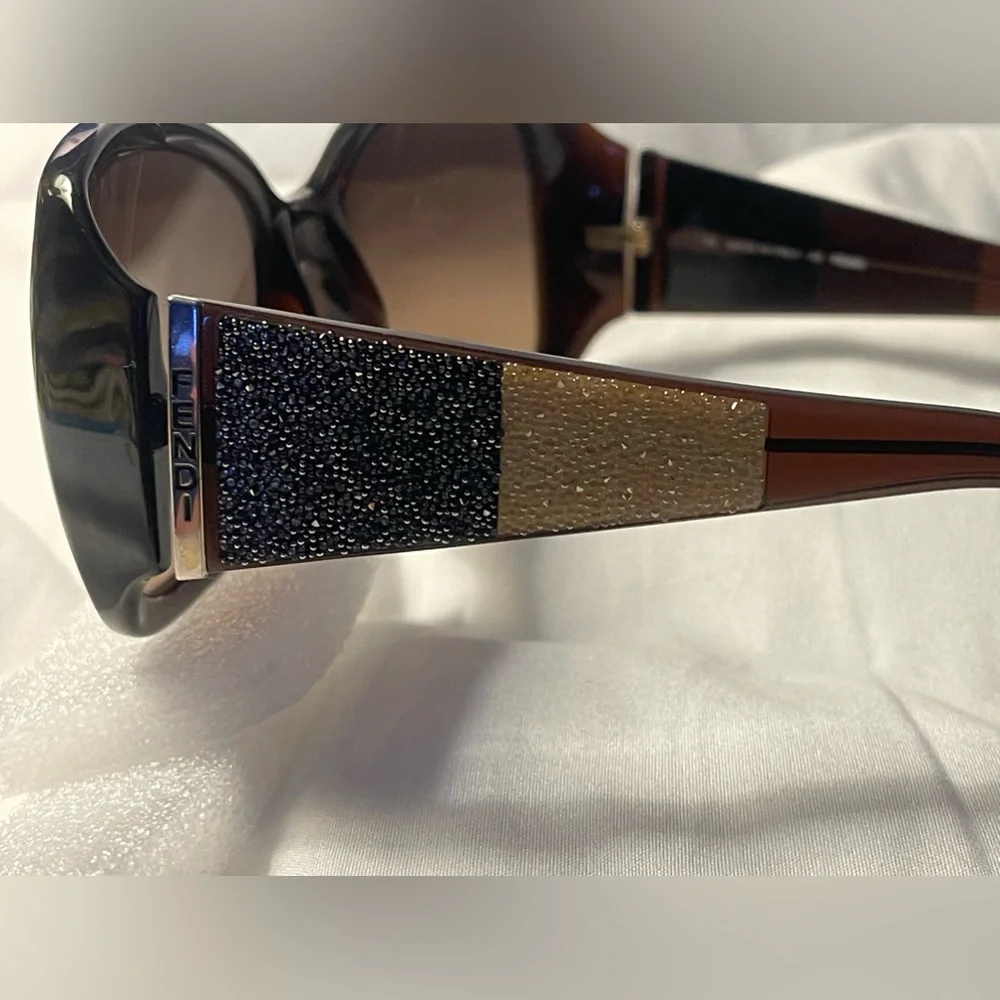 Fendi 😎 Sunglasses - Picture 4 of 10